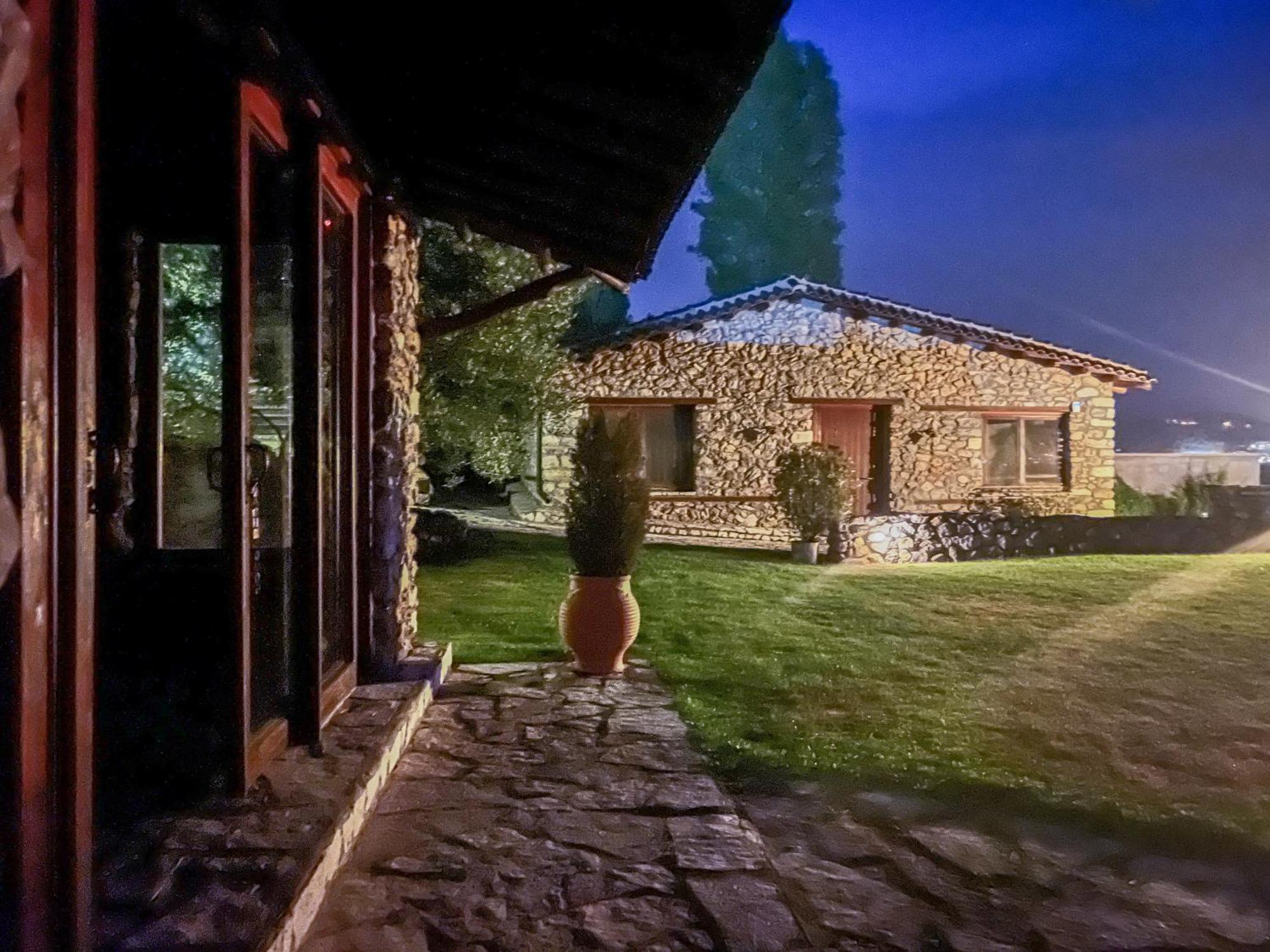 The Little Stone House By The Lake 卡斯托里亚 外观 照片