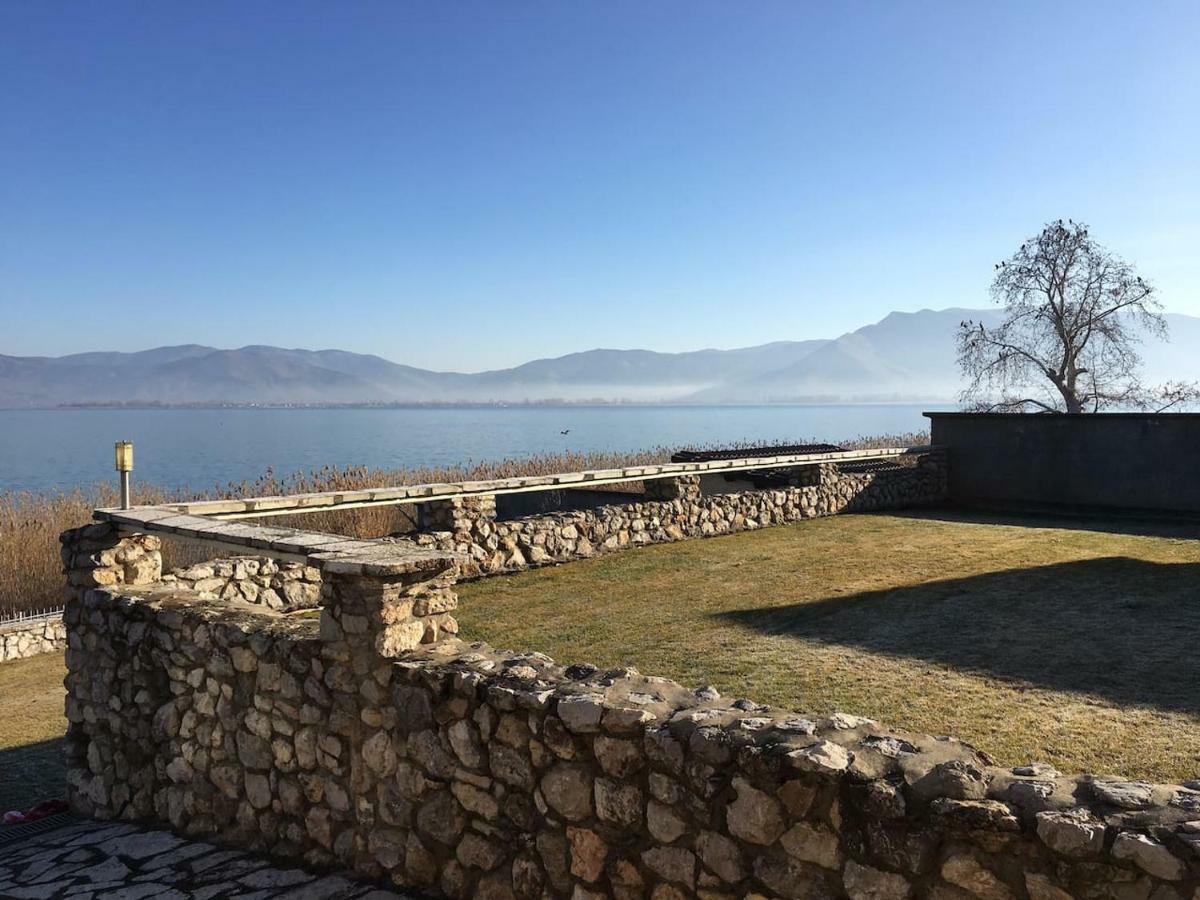 The Little Stone House By The Lake 卡斯托里亚 外观 照片