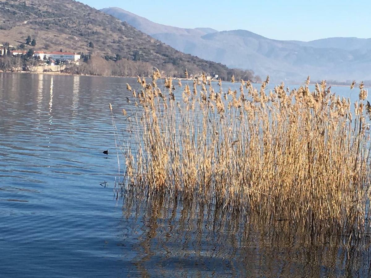 The Little Stone House By The Lake 卡斯托里亚 外观 照片
