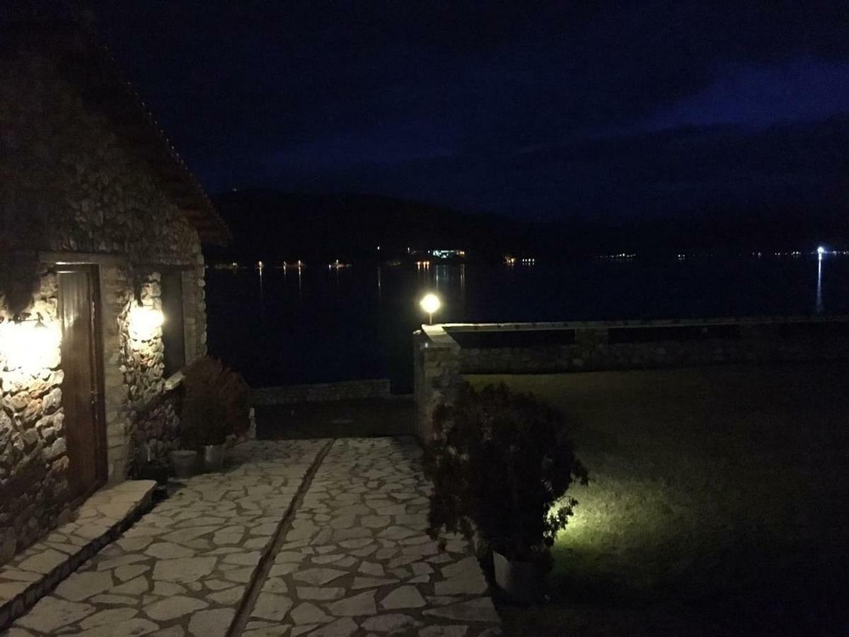 The Little Stone House By The Lake 卡斯托里亚 外观 照片